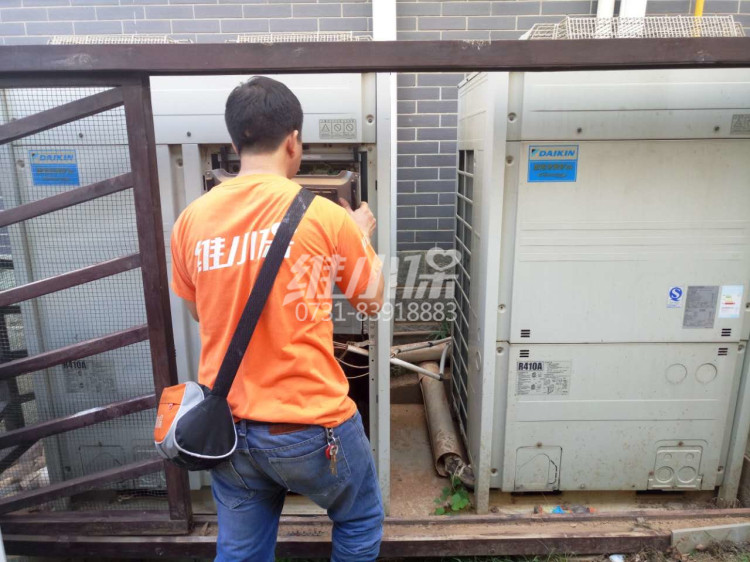 大金多聯(lián)機維修4.jpg 大金多聯(lián)機維修4.jpg
